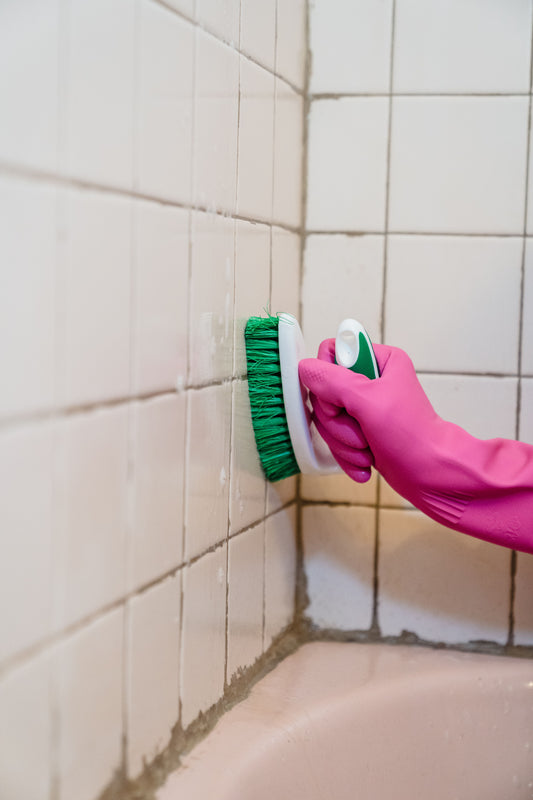 Come Pulire le Fughe del Bagno Quando Sono Diventate Scure - TiSpiegoCome.it