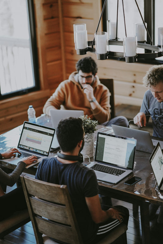 Persone che collaborano in un ambiente di lavoro