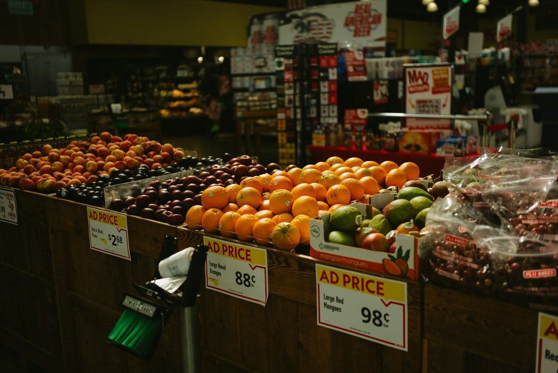 Frutta fresca esposta al supermercato per una spesa consapevole