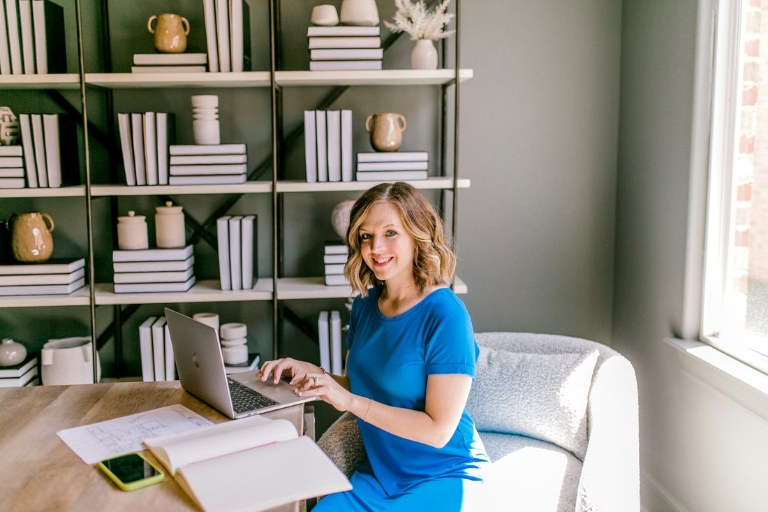 Donna al computer mentre organizza il lavoro e la giornata