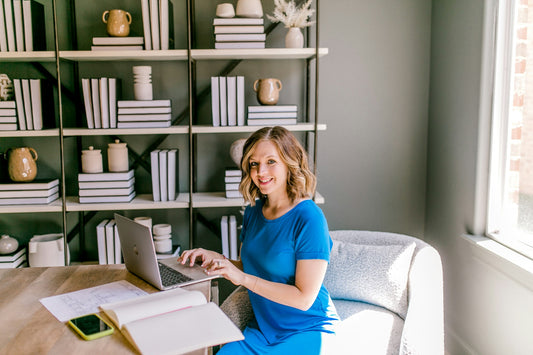 Donna al computer mentre organizza il lavoro e la giornata