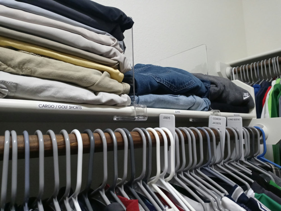Vestiti piegati e organizzati in un armadio