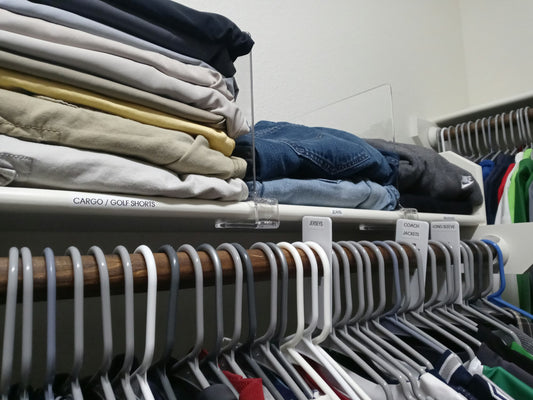 Vestiti piegati e organizzati in un armadio