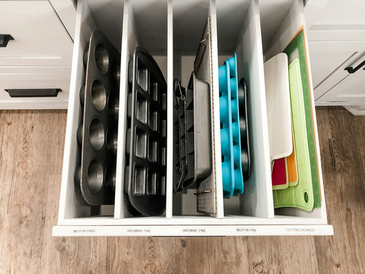 Cassetto della cucina organizzato con divisori